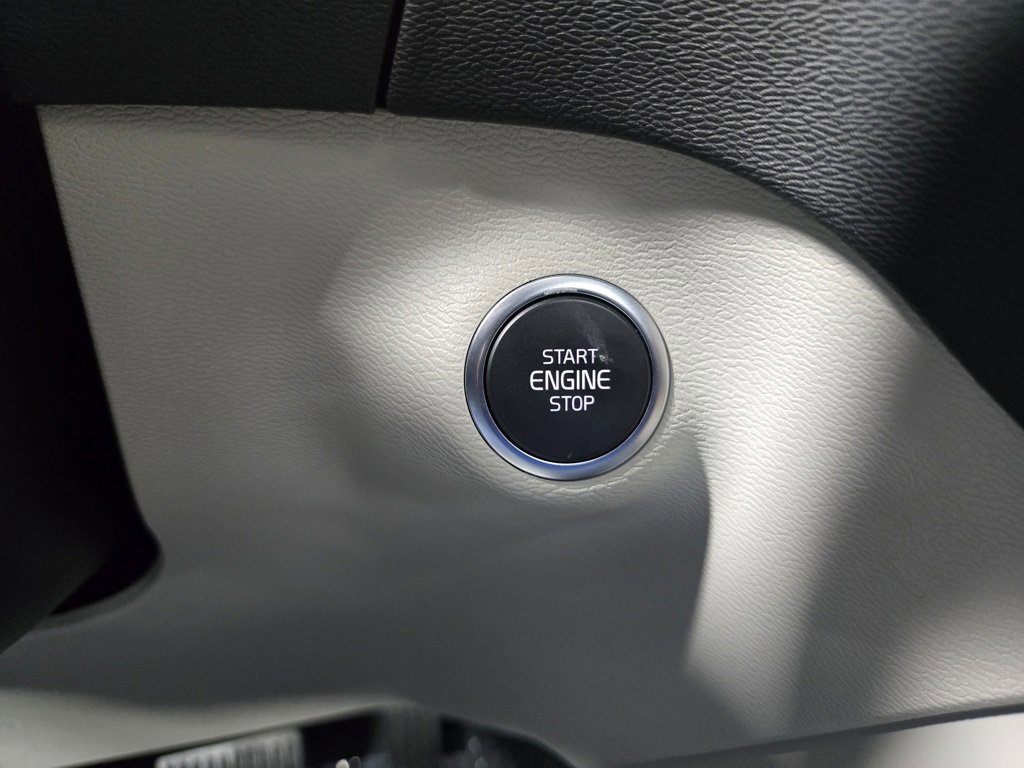 Used 2024 Volvo XC40 B5 Plus image 19