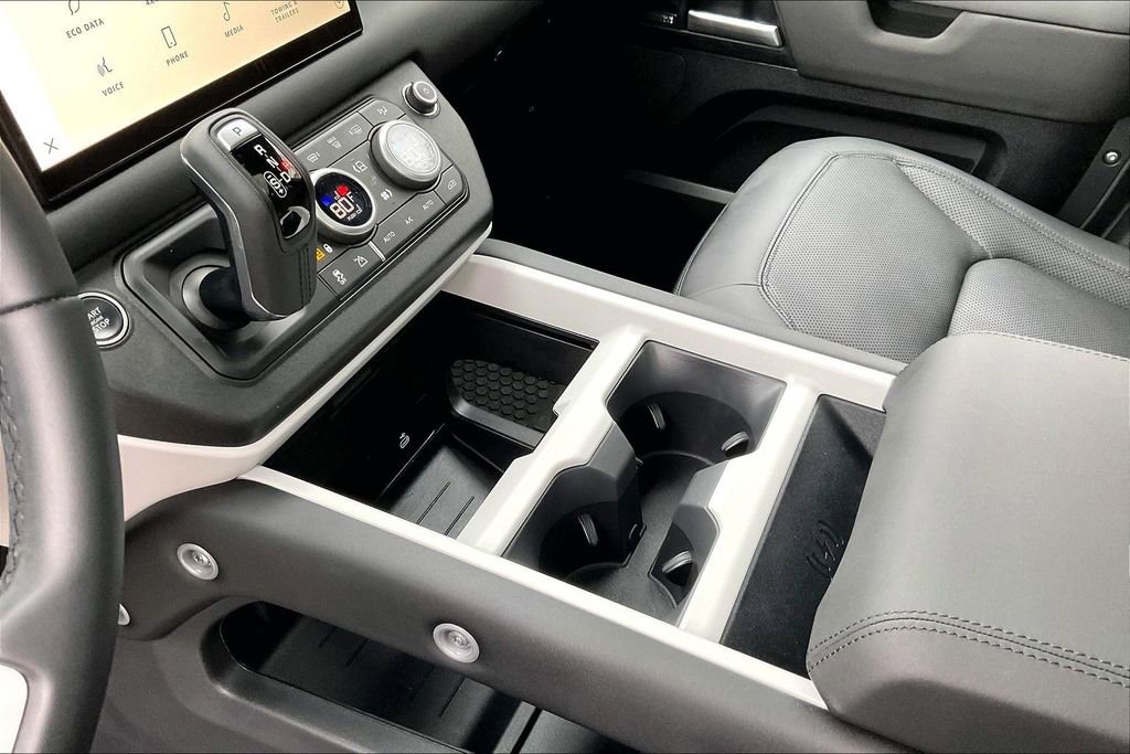 Used 2025 Land Rover Defender 130 X-Dynamic SE image 18