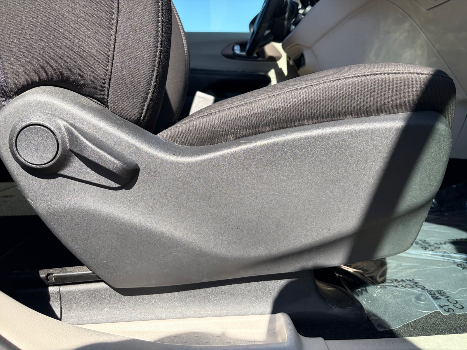 Used 2022 Chrysler Voyager LX FWD image 28