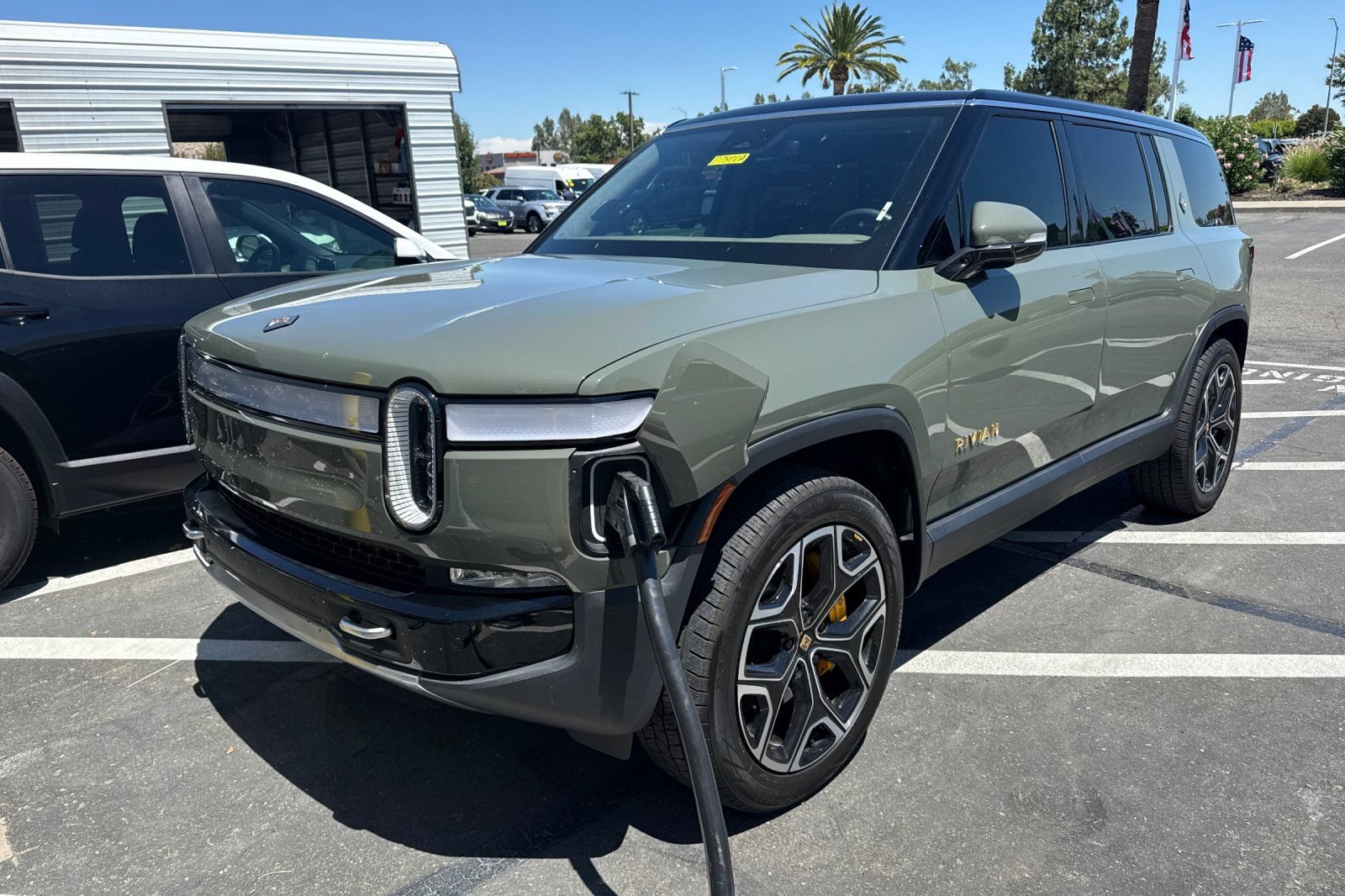 Used 2023 Rivian R1S Launch Edition AWD/4WD image 2