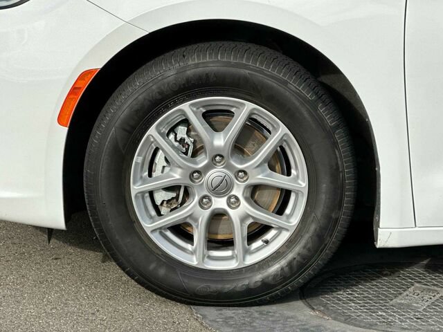 Used 2023 Chrysler Pacifica Touring-L FWD image 34