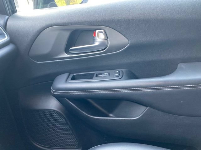 Used 2025 Chrysler Pacifica Select FWD image 21