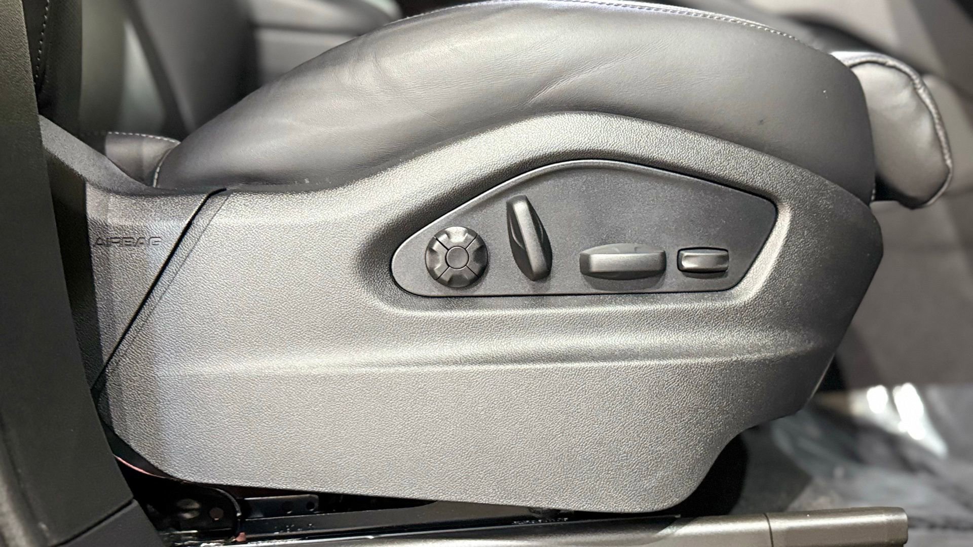 Used 2025 Porsche Cayenne Coupe image 58