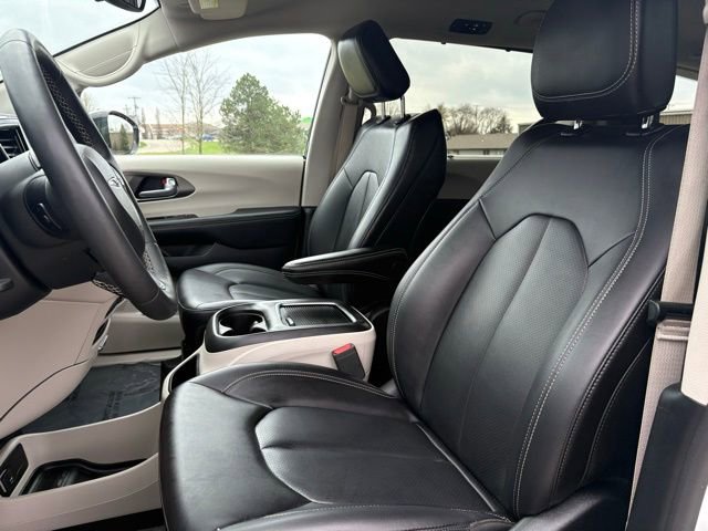 Used 2024 Chrysler Pacifica Touring-L image 11