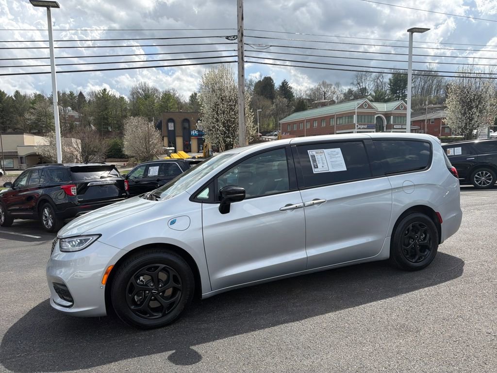 Used 2023 Chrysler Pacifica Limited w/ S Appearance Package image 3