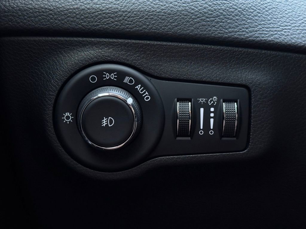 Used 2018 Jeep Compass Latitude w/ Cold Weather Group image 21