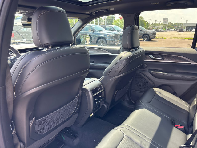 New 2026 Jeep Grand Cherokee Limited w/ Luxury Tech Group II AWD/4WD image 9