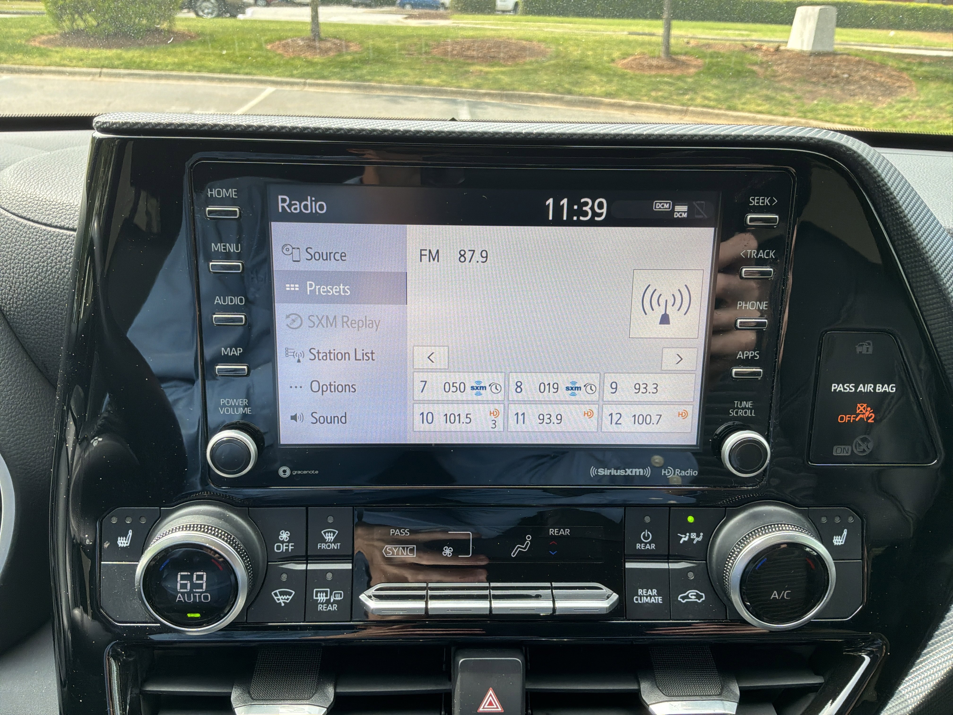 Used 2022 Toyota Highlander XSE FWD image 23