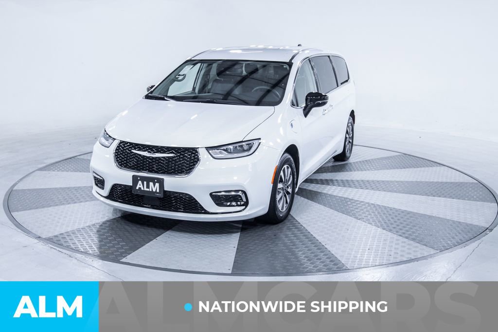 Used 2024 Chrysler Pacifica Select image 2