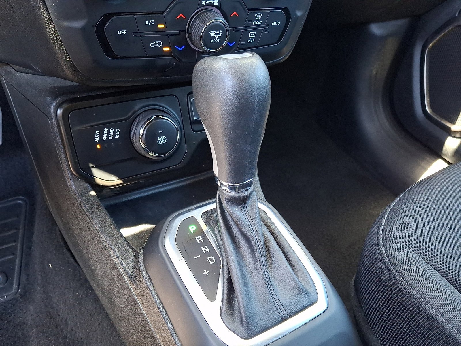 Used 2023 Jeep Renegade Latitude AWD/4WD image 14