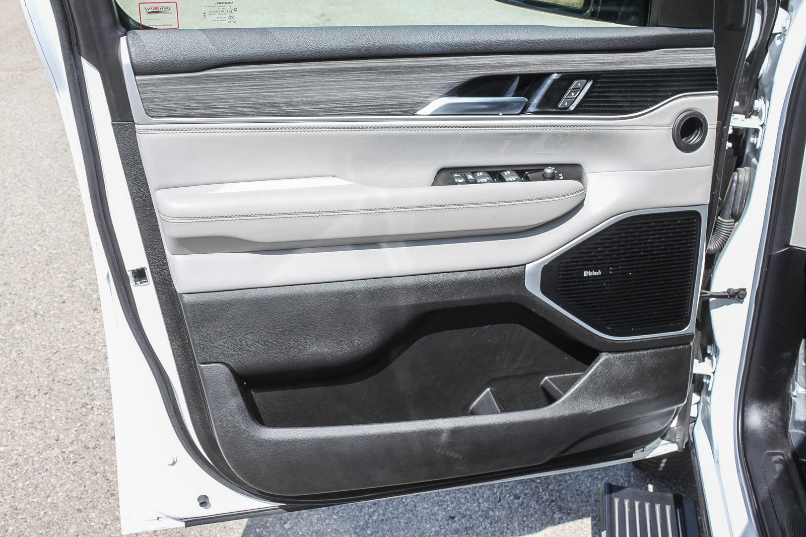 Used 2023 Jeep Wagoneer L Series III w/ Premium Group I image 23