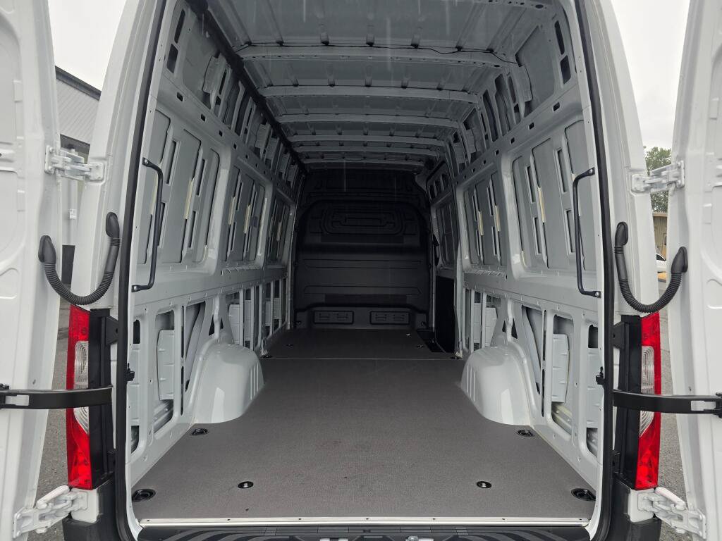 New 2025 Mercedes-Benz eSprinter 170 Cargo image 17