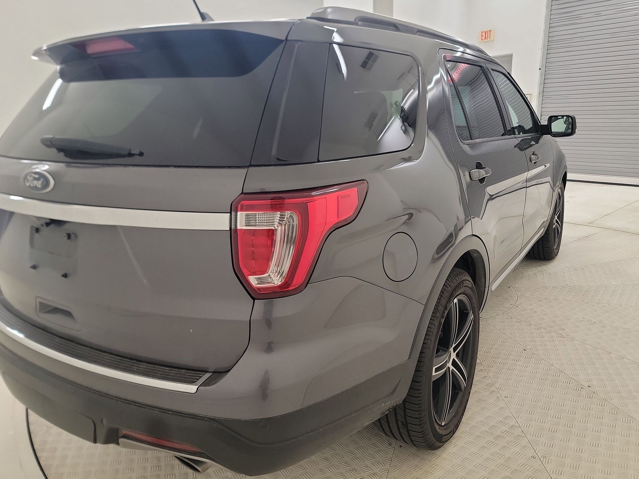 Used 2018 Ford Explorer XLT w/ Equipment Group 202A FWD image 7