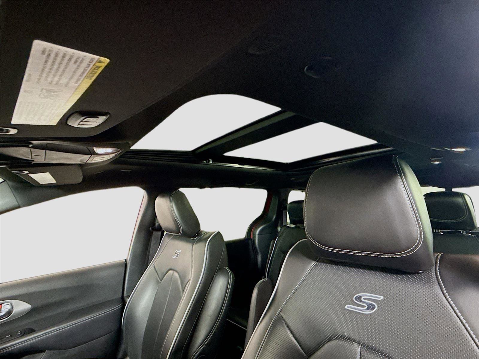 Used 2025 Chrysler Pacifica Limited image 16