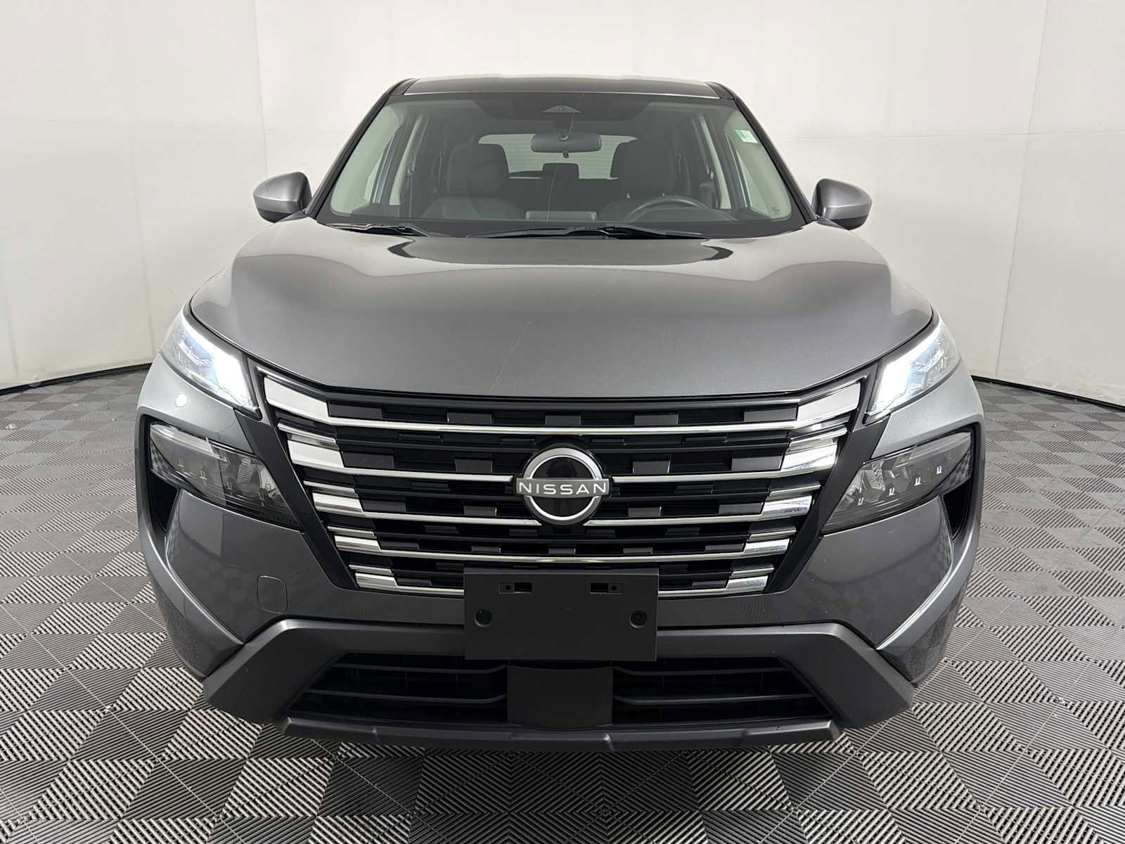 Used 2024 Nissan Rogue SV AWD/4WD image 2