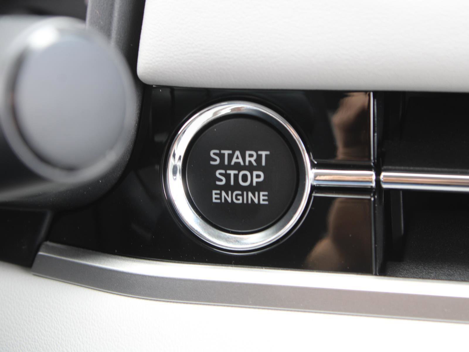 New 2025 Mitsubishi Outlander SE image 28