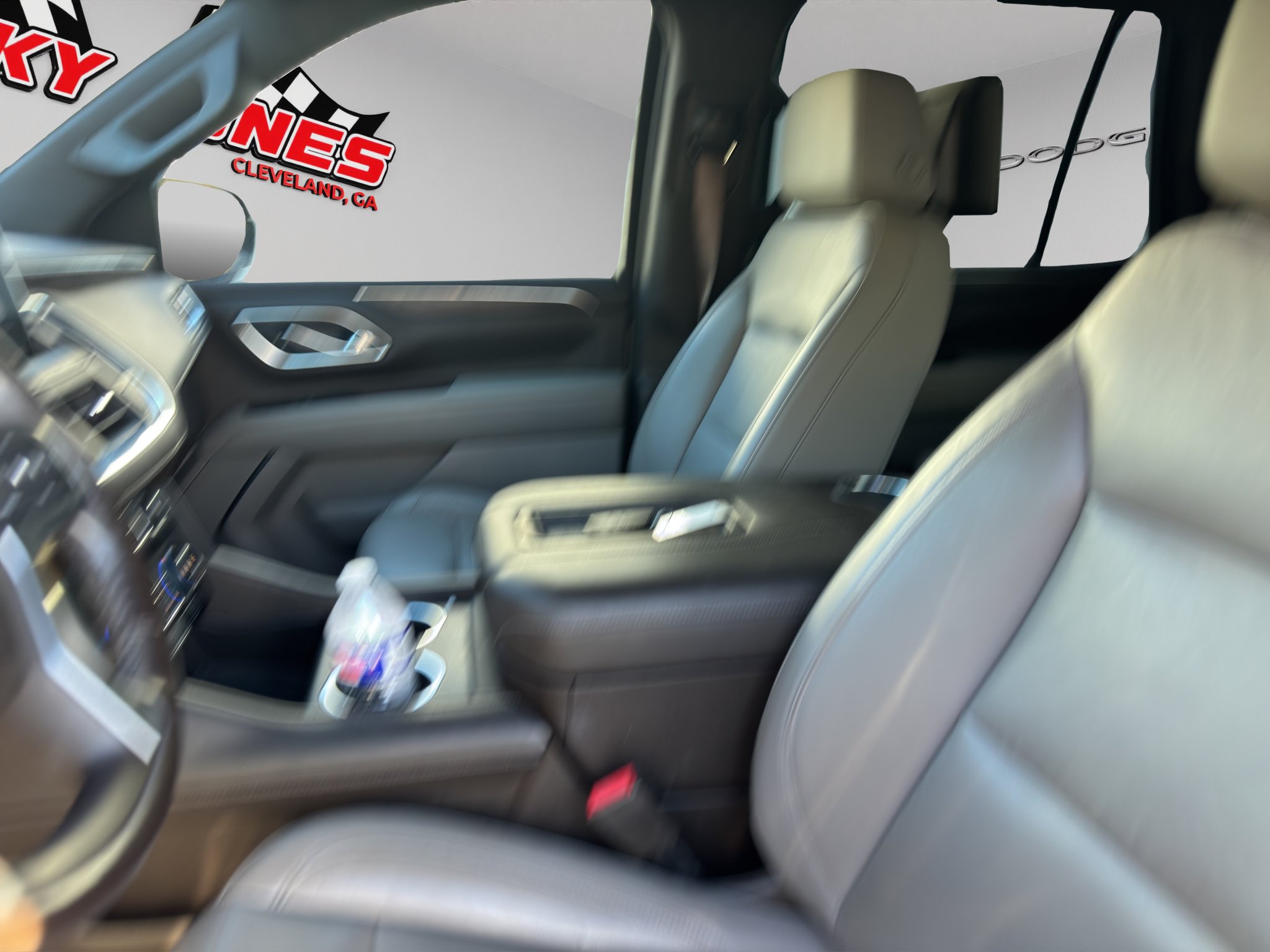 Used 2021 Chevrolet Tahoe Z71 w/ Z71 Off-Road Package AWD/4WD image 4