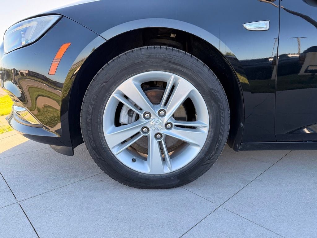Used 2018 Buick Regal Preferred w/ Sights and Sounds Package FWD image 9