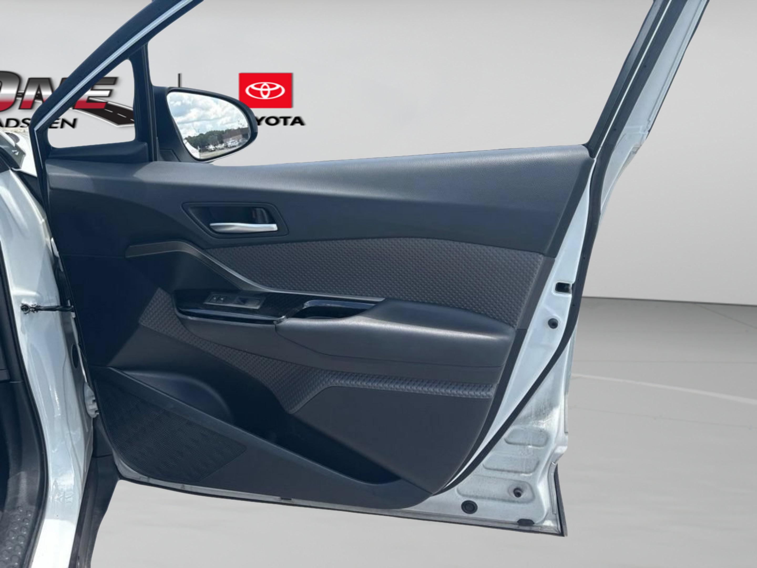 Used 2022 Toyota C-HR Limited FWD image 26
