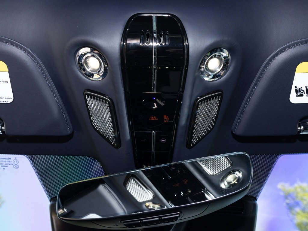 Used 2025 Aston Martin Vanquish image 30