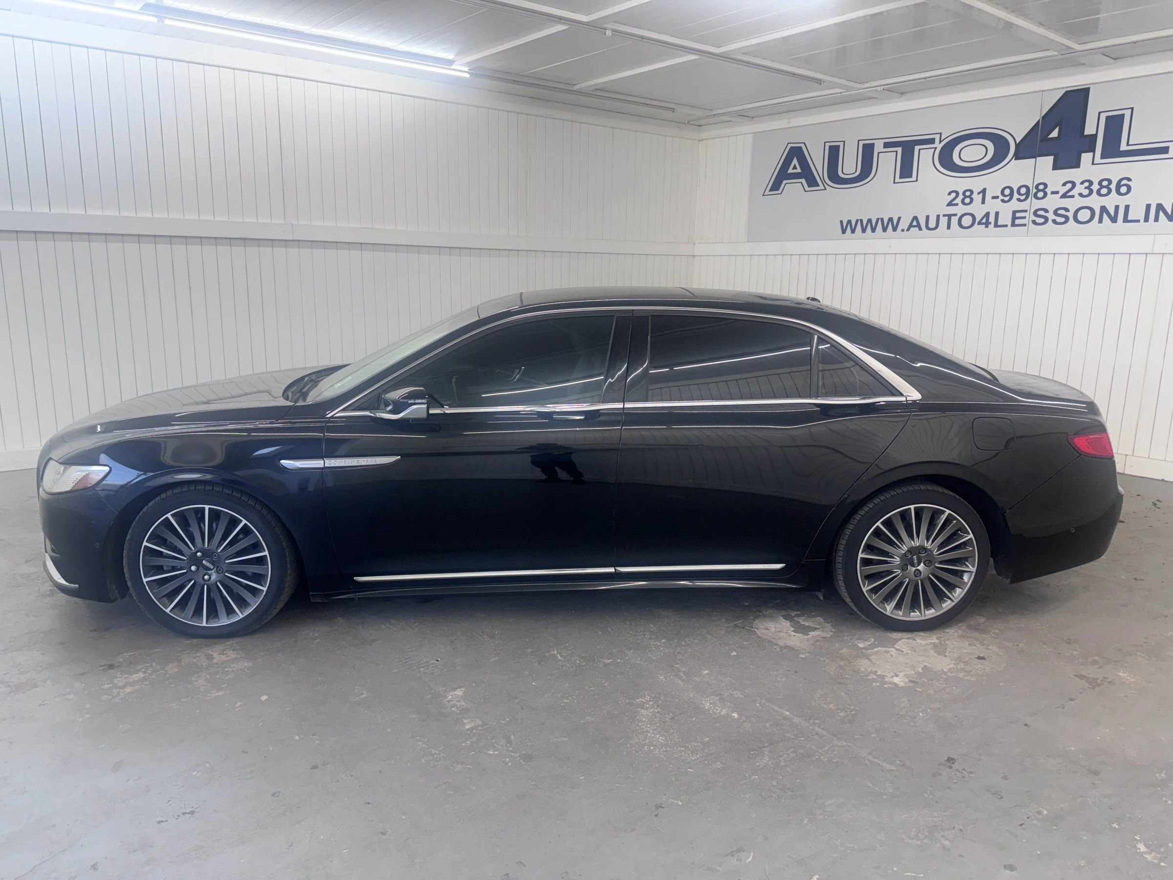 Used 2017 Lincoln Continental Select image 8