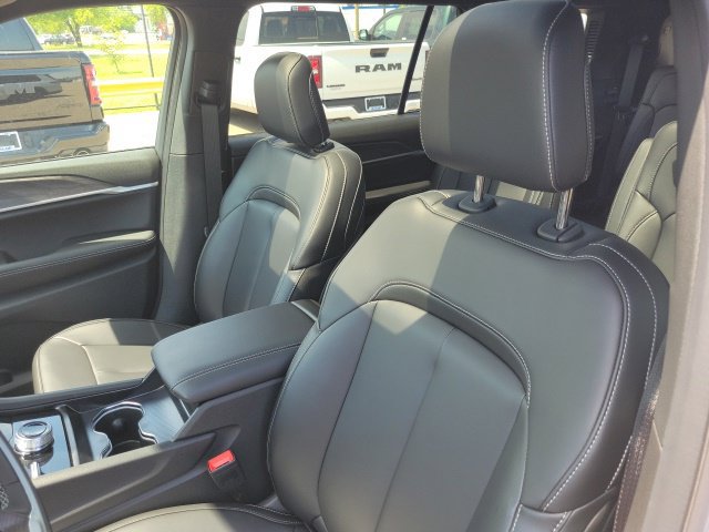 New 2026 Jeep Grand Cherokee L Limited w/ Limited Altitude Package AWD/4WD image 7