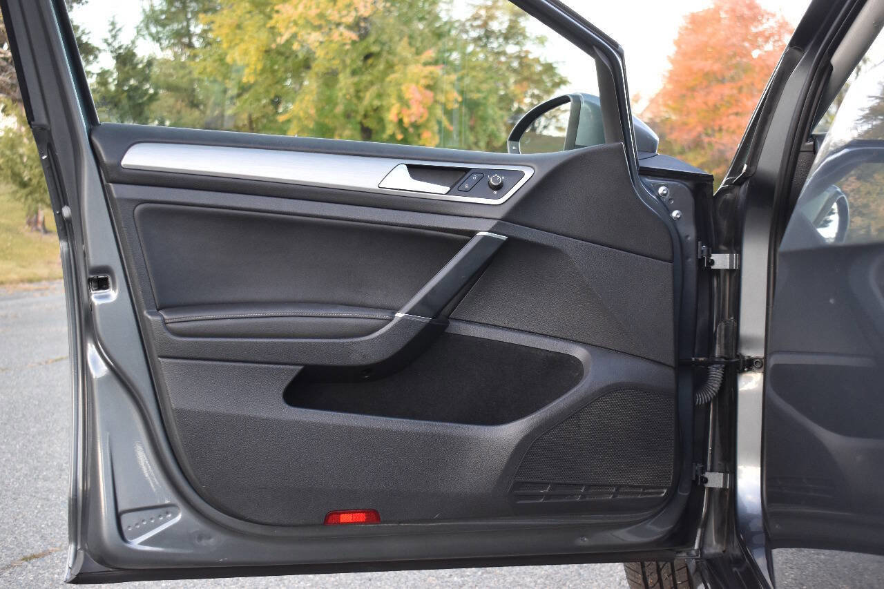 Used 2017 Volkswagen Golf S image 8