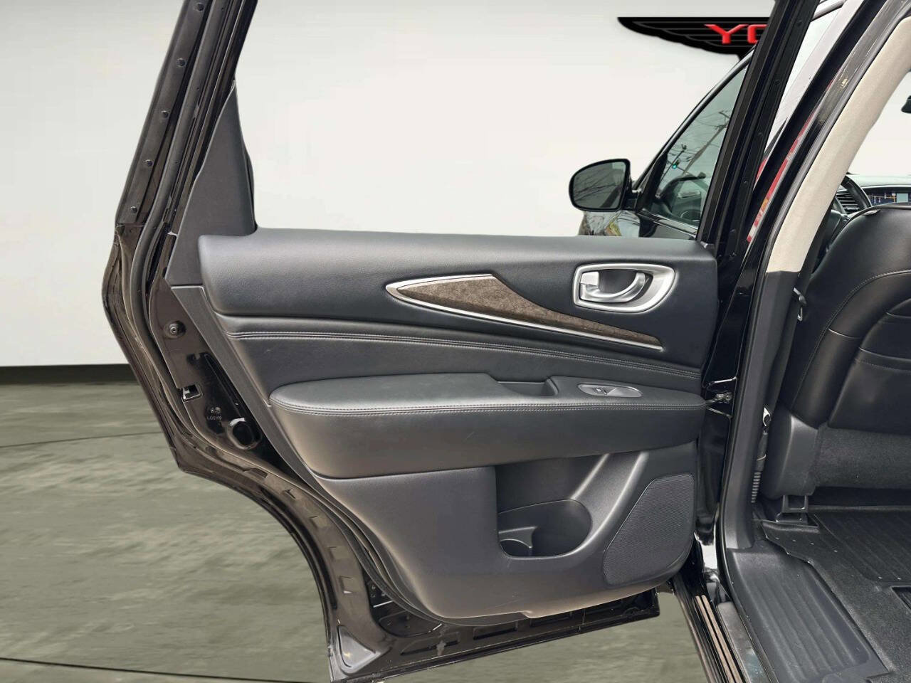 Used 2015 INFINITI QX60 Base AWD 4dr SUV w/ Premium Plus Package image 12