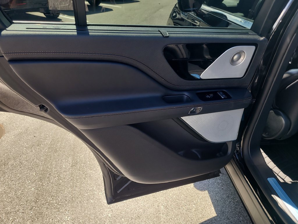 Certified 2025 Lincoln Aviator Black Label AWD/4WD image 10