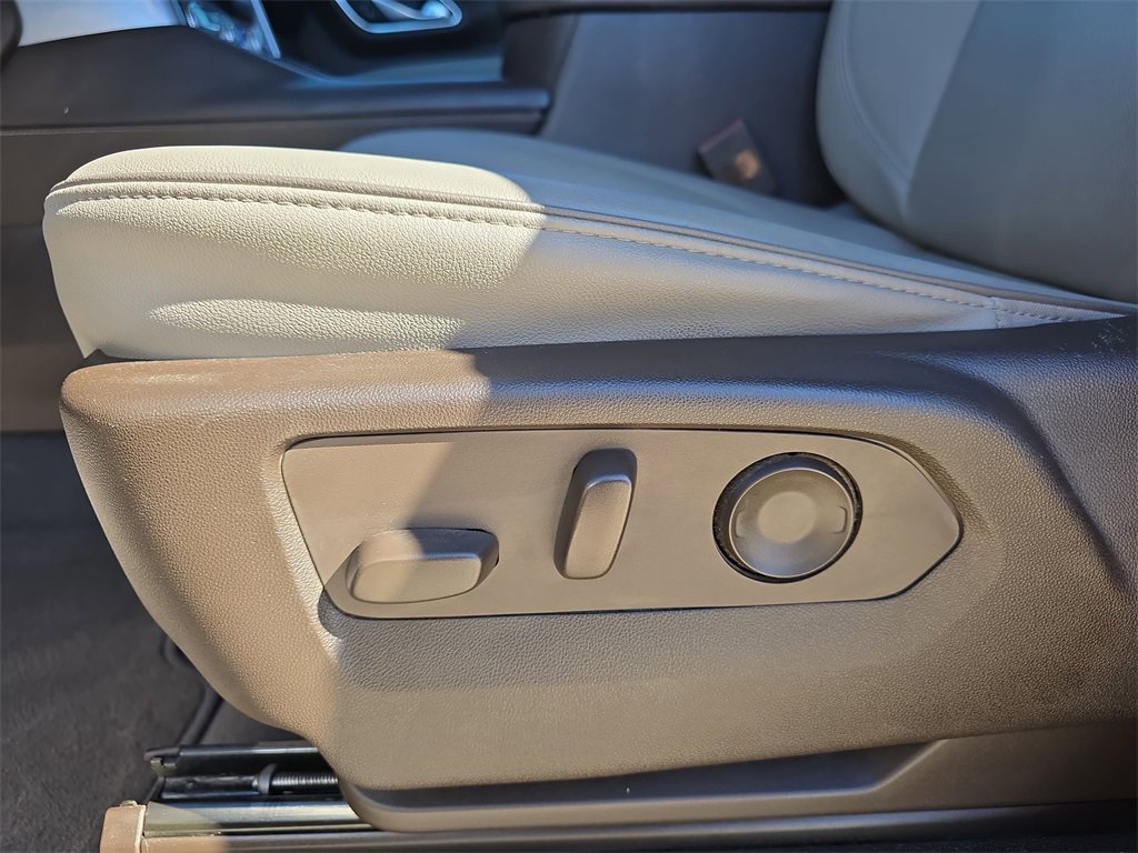 Used 2023 GMC Yukon SLT w/ SLT Premium Package image 30