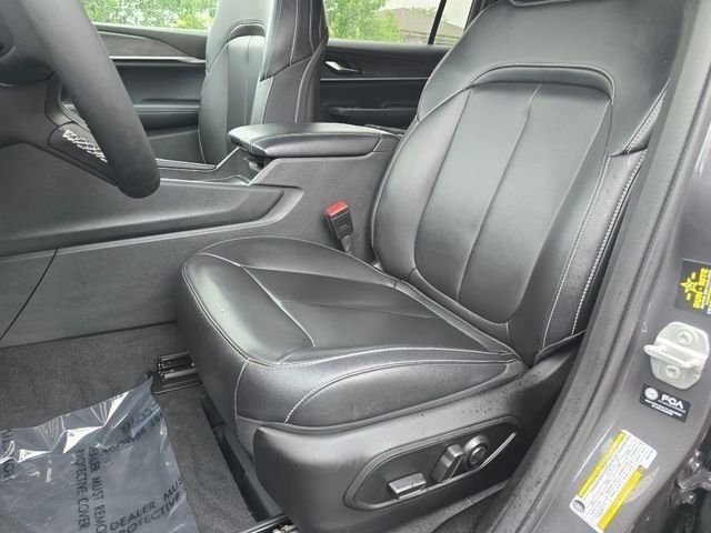 Used 2024 Jeep Grand Cherokee L Limited AWD/4WD image 5