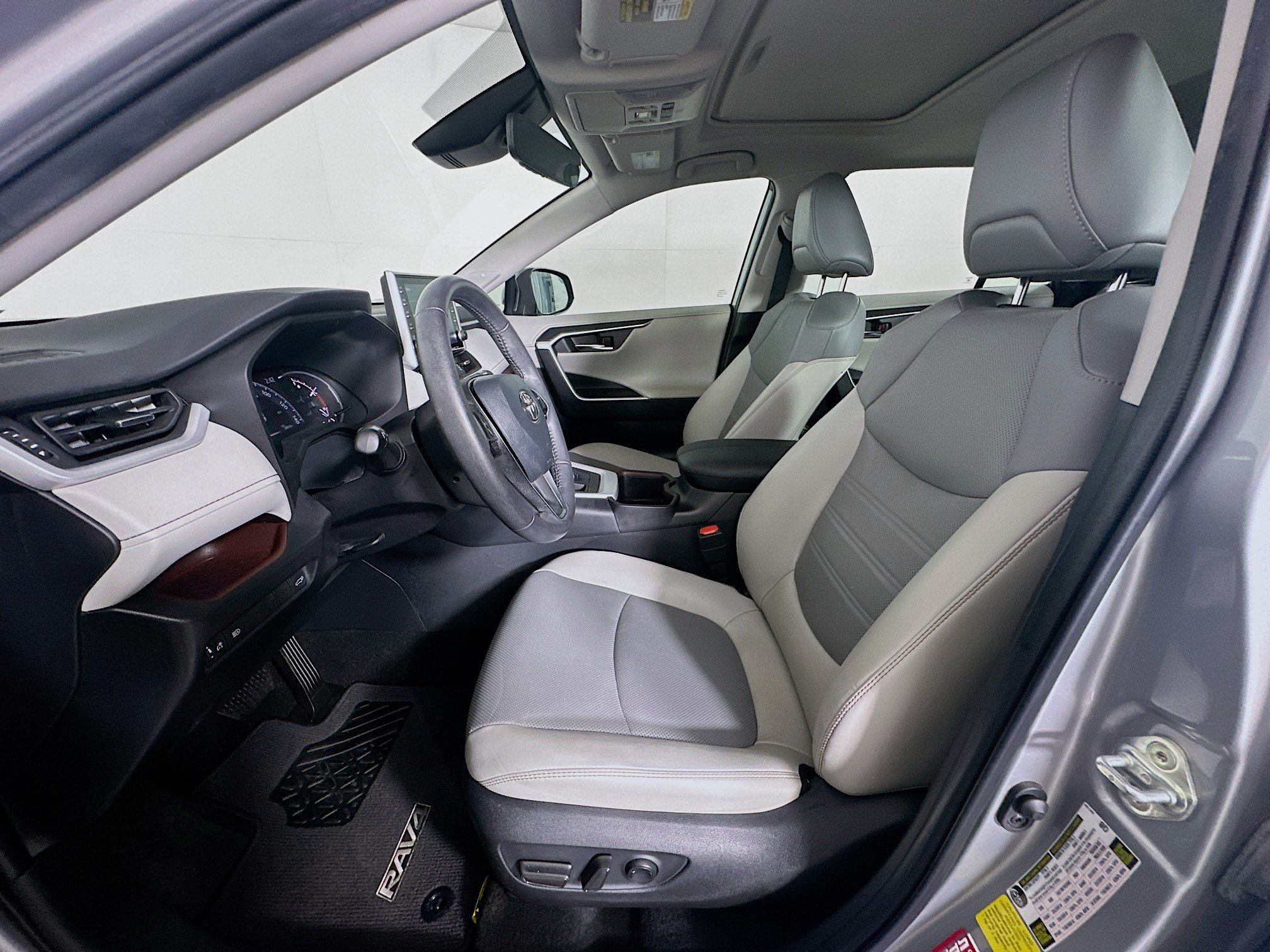 Used 2022 Toyota RAV4 Limited FWD image 13