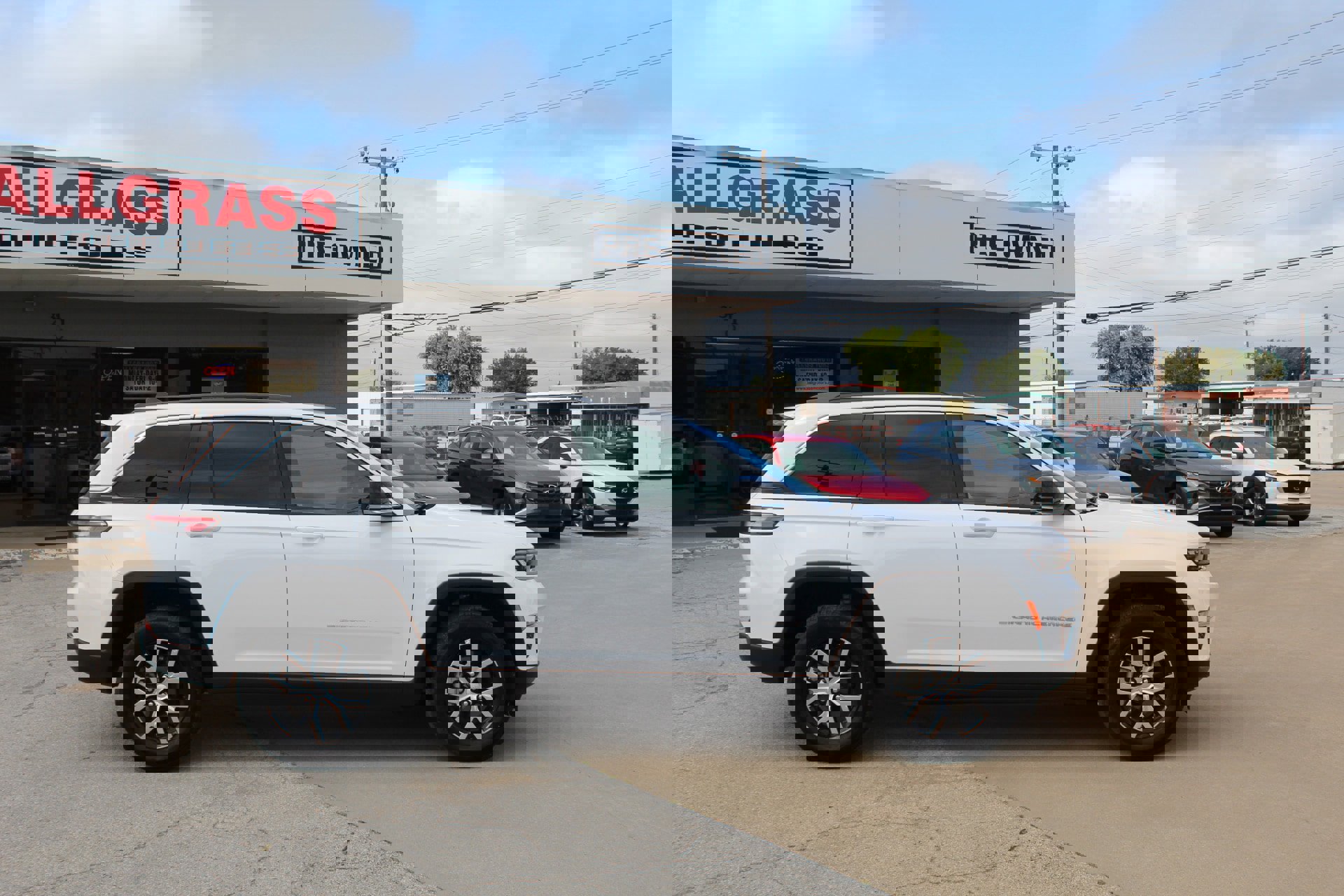 Used 2024 Jeep Grand Cherokee Limited image 3