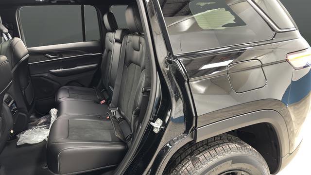 New 2026 Jeep Grand Cherokee Altitude AWD/4WD image 24