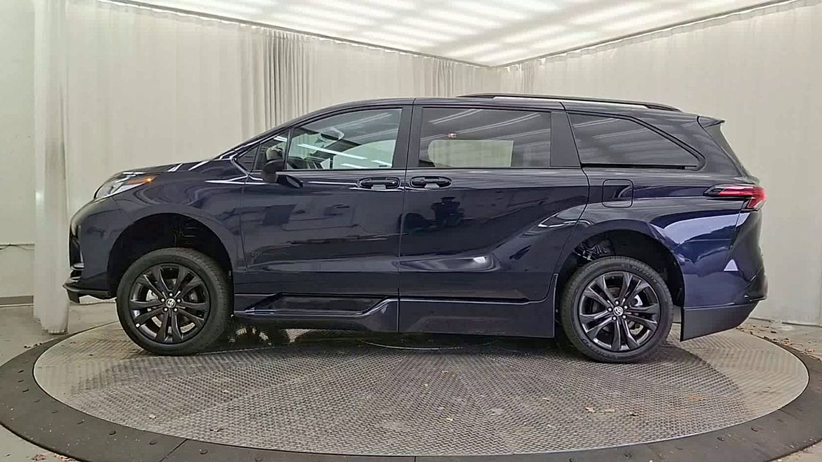 Used 2025 Toyota Sienna XSE w/ XSE Plus Package FWD image 5