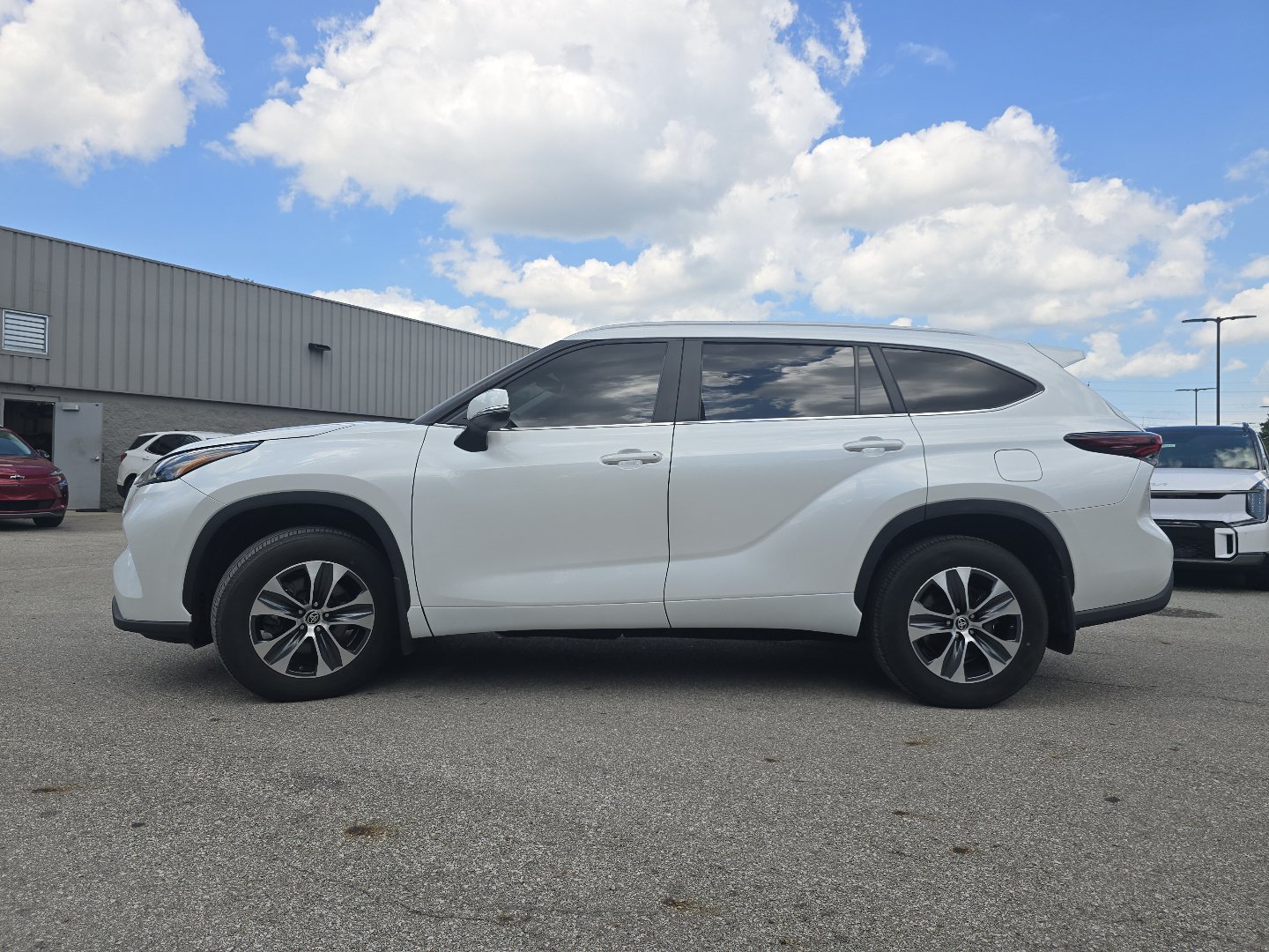 Used 2025 Toyota Highlander XLE AWD/4WD image 13