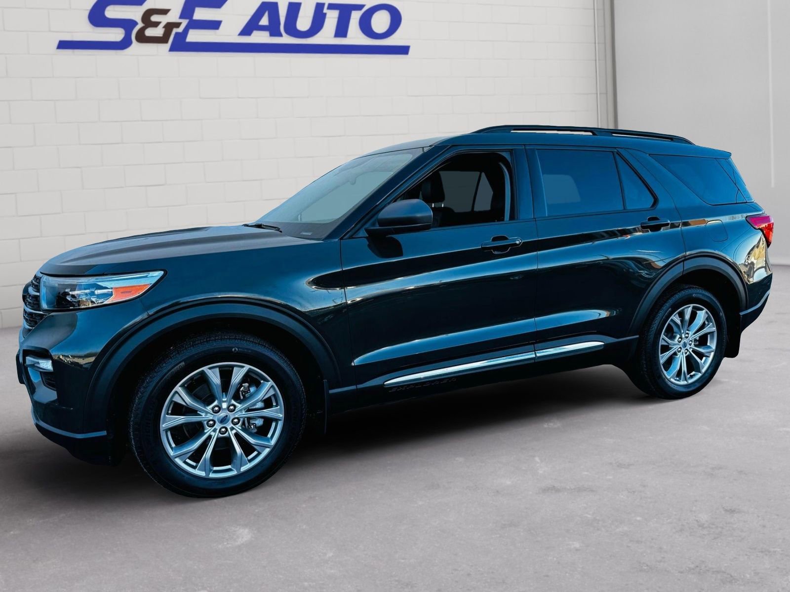 Used 2022 Ford Explorer XLT w/ Equipment Group 202A image 1