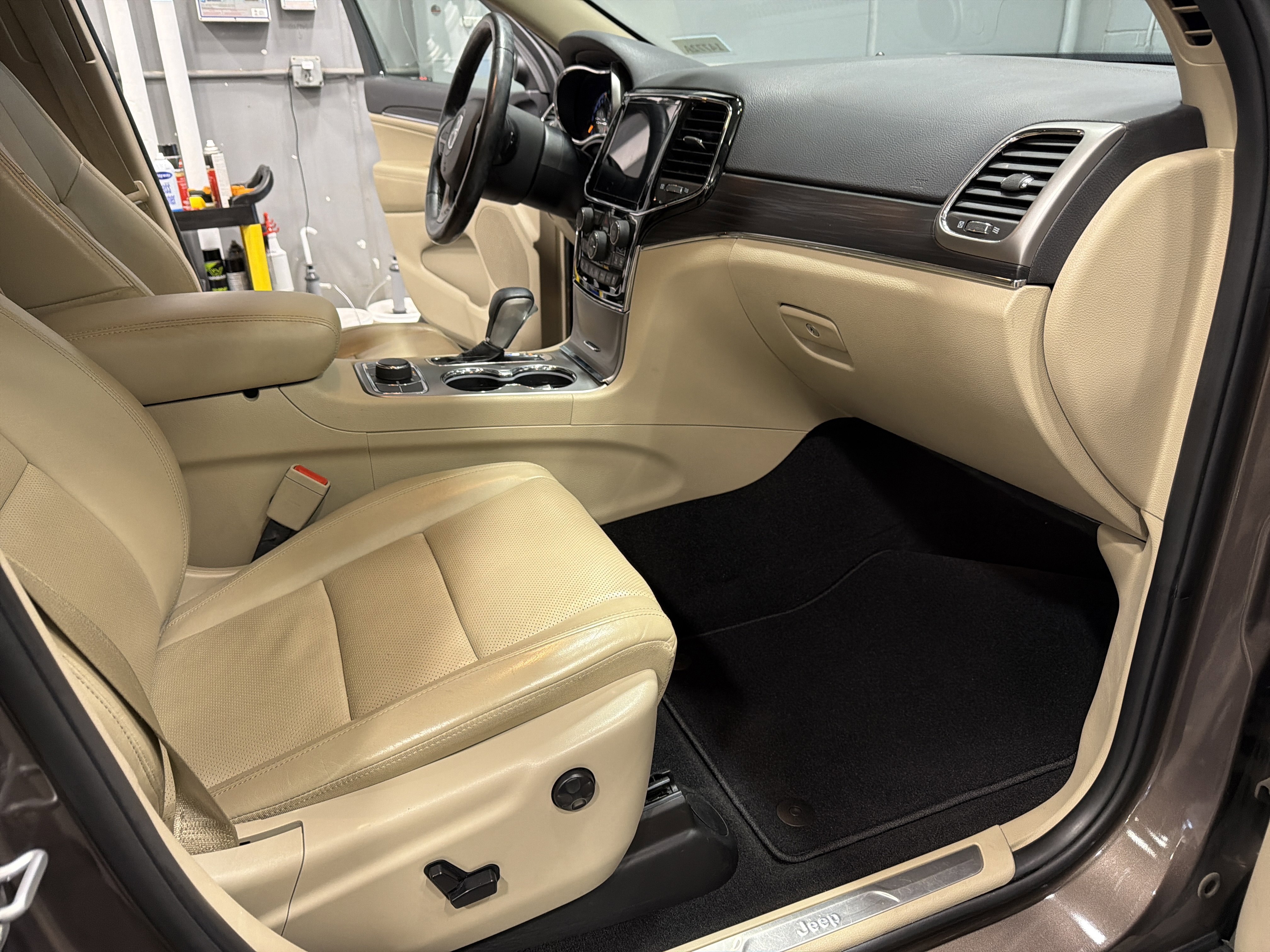 Used 2020 Jeep Grand Cherokee Limited w/ Luxury Group II image 22