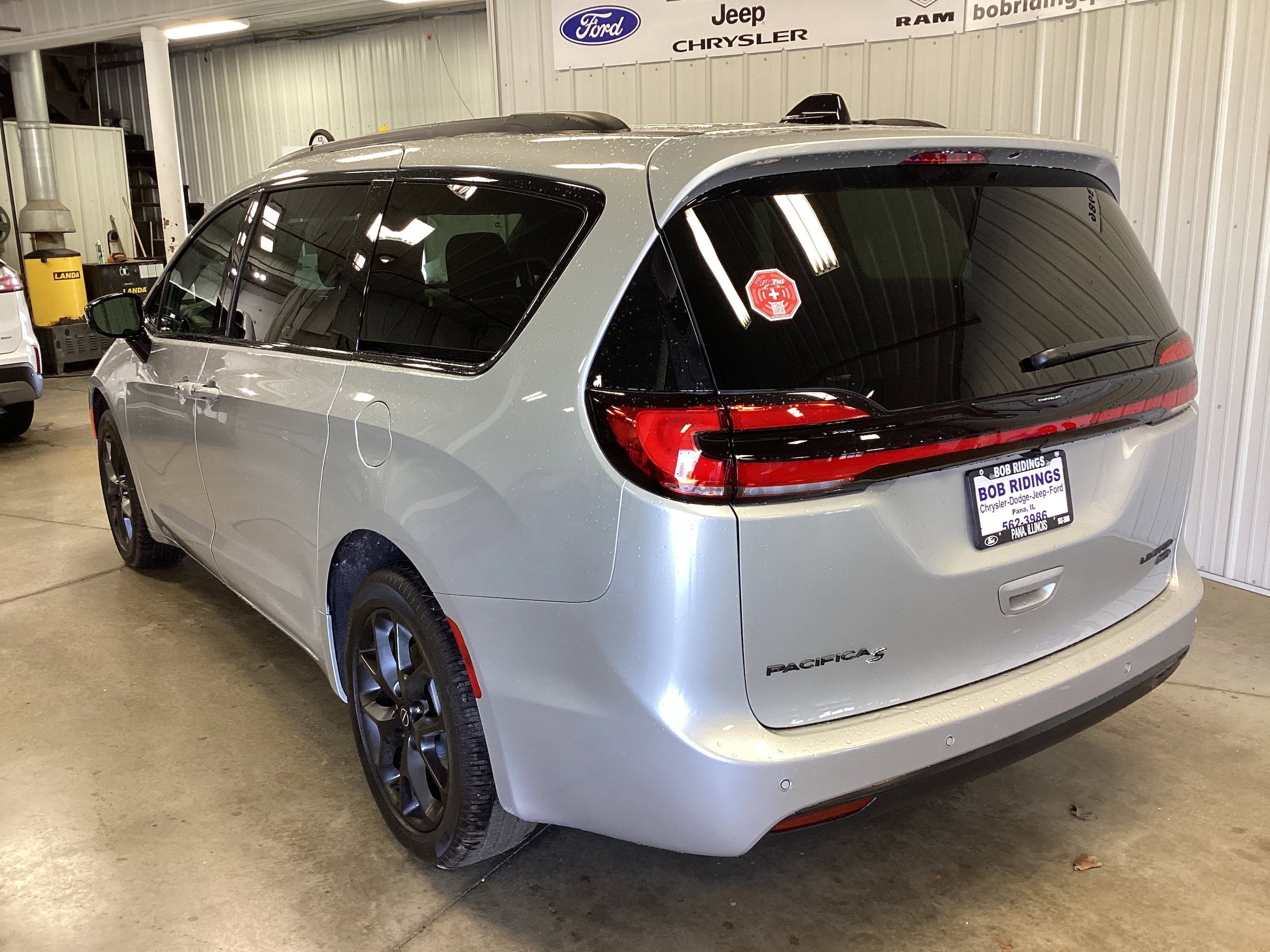 New 2026 Chrysler Pacifica Limited w/ S Appearance Package AWD/4WD image 3