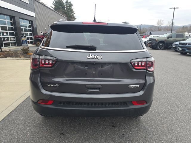 Used 2024 Jeep Compass Latitude w/ Sun and Sound Group AWD/4WD image 5
