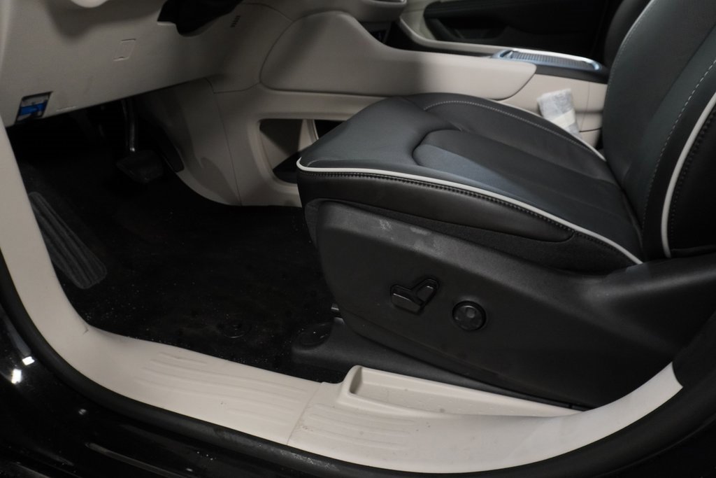 New 2023 Chrysler Pacifica Limited w/ Uconnect Theater Family Group image 31