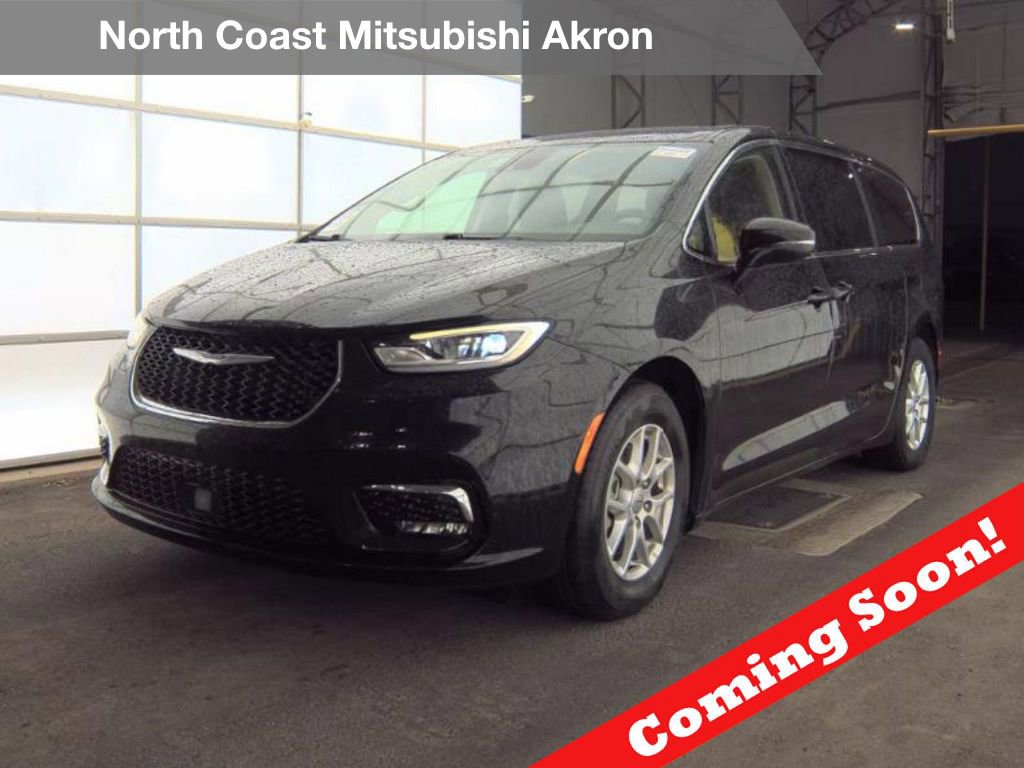 Used 2023 Chrysler Pacifica Touring-L FWD image 1
