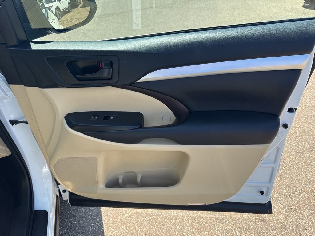 Used 2017 Toyota Highlander Plus AWD/4WD image 23