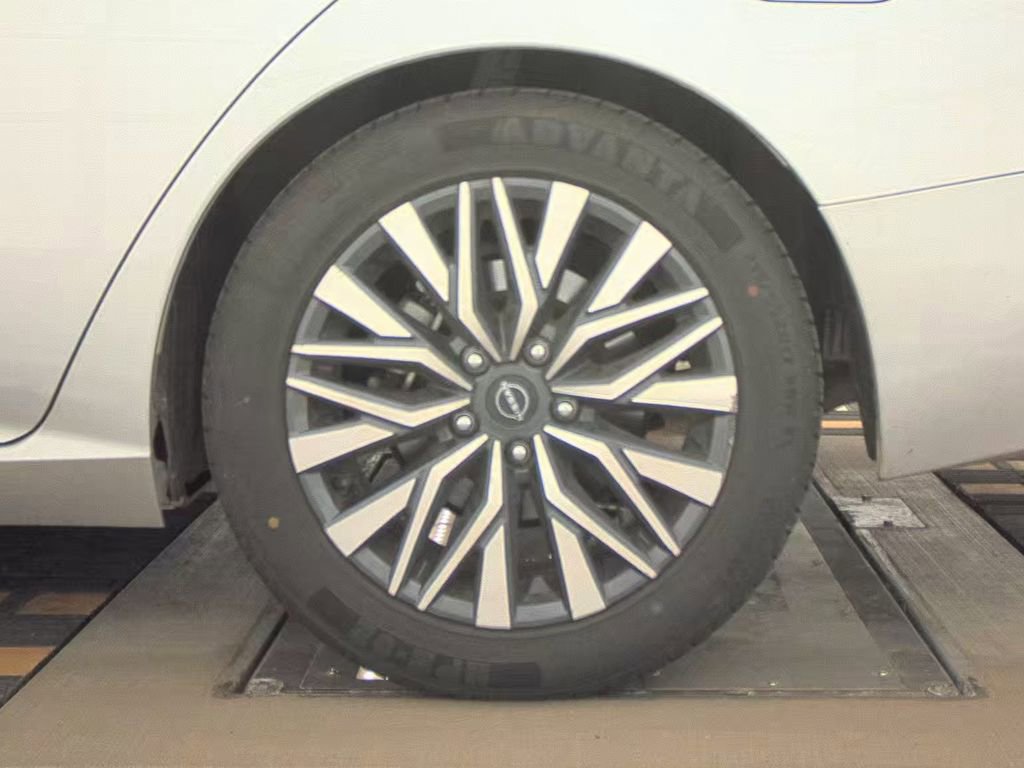 Used 2024 Nissan Altima 2.5 SV image 13