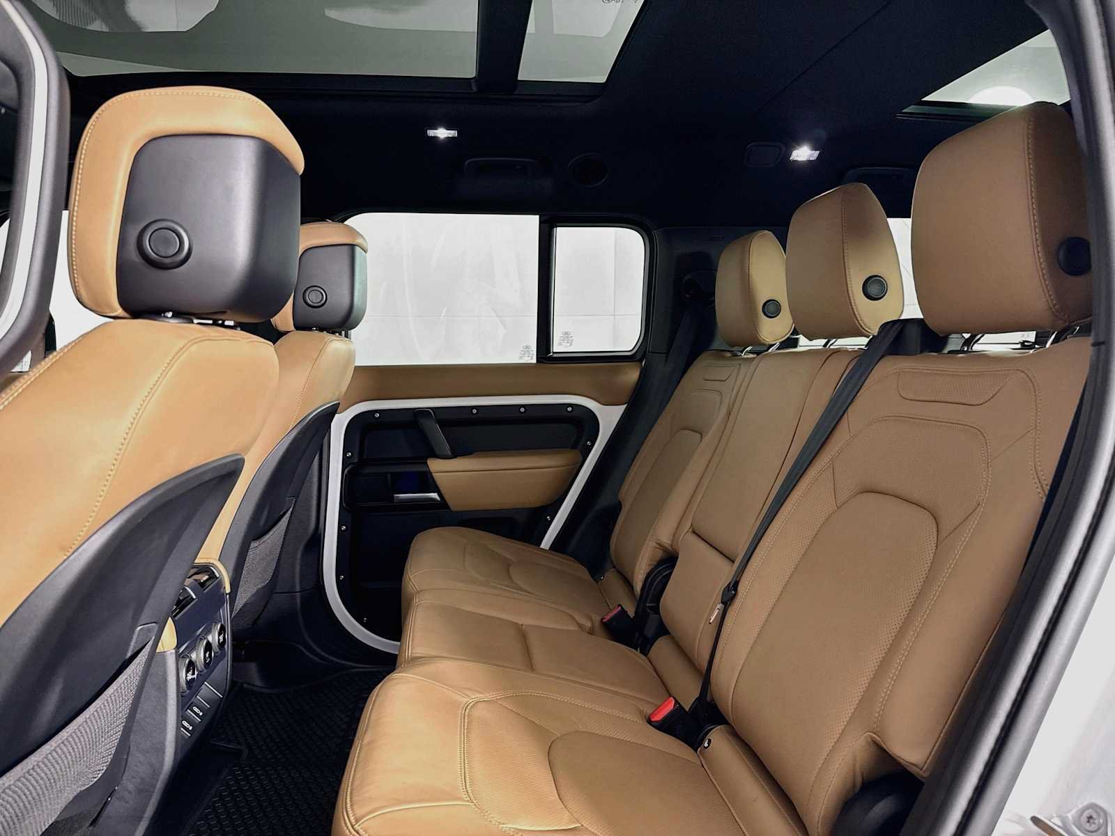 Used 2026 Land Rover Defender 130 X-Dynamic SE AWD/4WD image 22