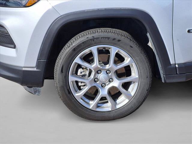 Used 2024 Jeep Compass Latitude w/ Sun and Sound Group AWD/4WD image 14