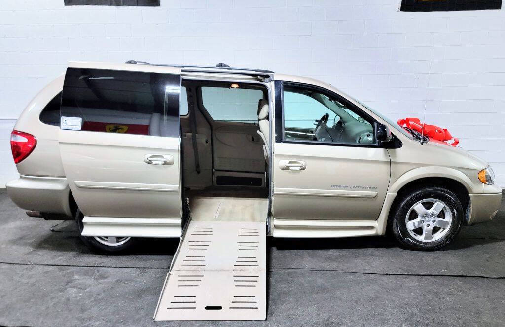 Used 2007 Dodge Grand Caravan SXT w/ Trailer Tow Prep Group FWD image 2