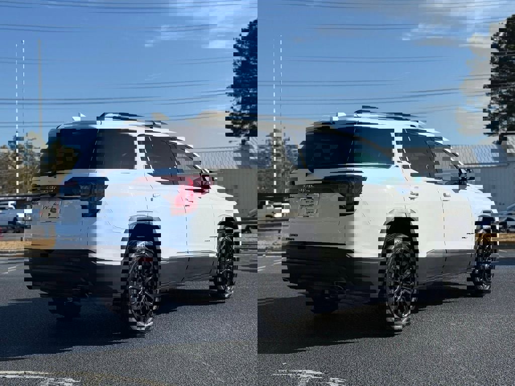 Used 2023 GMC Acadia SLE w/ Driver Convenience Package image 7