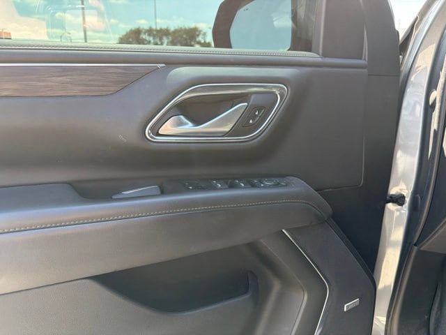 Used 2022 Chevrolet Suburban LT w/ Luxury Package RWD image 15