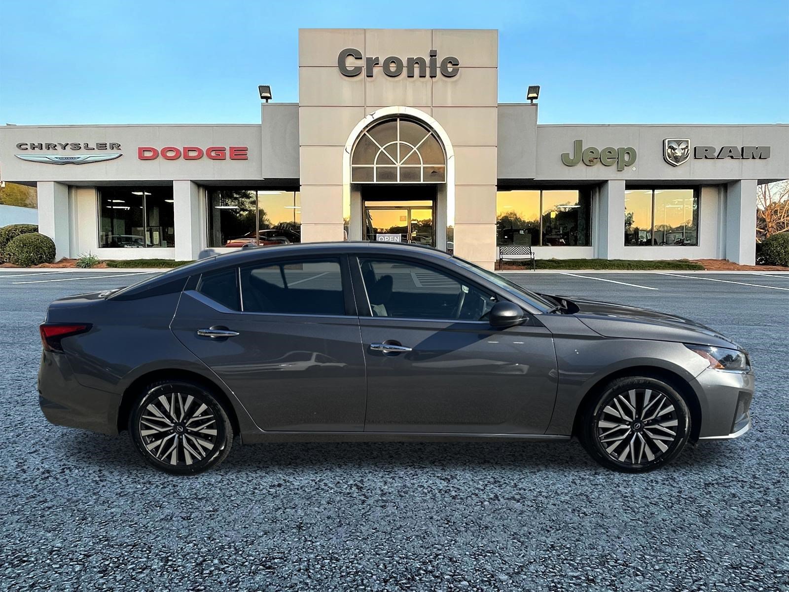 Used 2025 Nissan Altima 2.5 SV FWD image 2